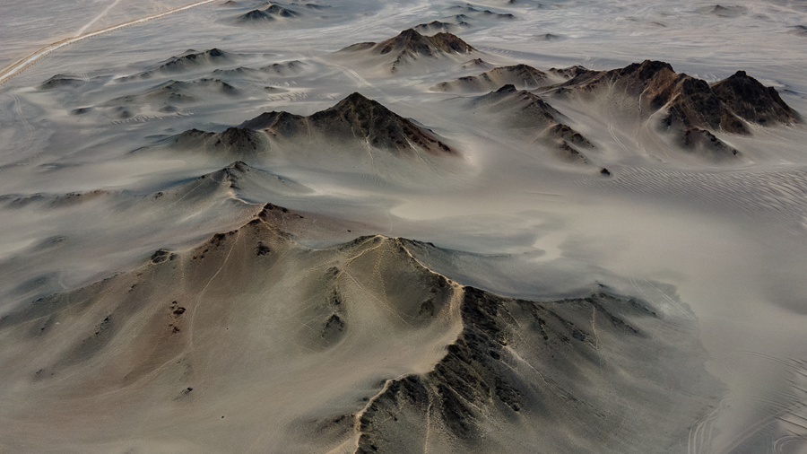 在黑獨(dú)山，感受荒漠中的“水墨丹青”